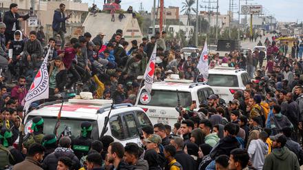 Die Hamas ließ im Gazastreifen drei weitere Geiseln frei und übergab sie dem Roten Kreuz. 