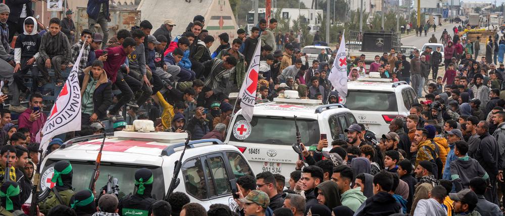 Die Hamas ließ im Gazastreifen drei weitere Geiseln frei und übergab sie dem Roten Kreuz. 
