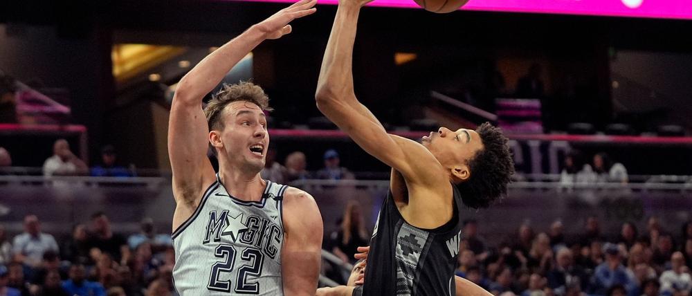 Franz Wagner (l) führte die Orlando Magic zum Erfolg gegen die San Antonio Spurs um Victor Wembanyama.