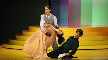 Akrobaten schön: Nahkampf mit Helena Bohndorf, Christopher Nell und Florian Anderer.