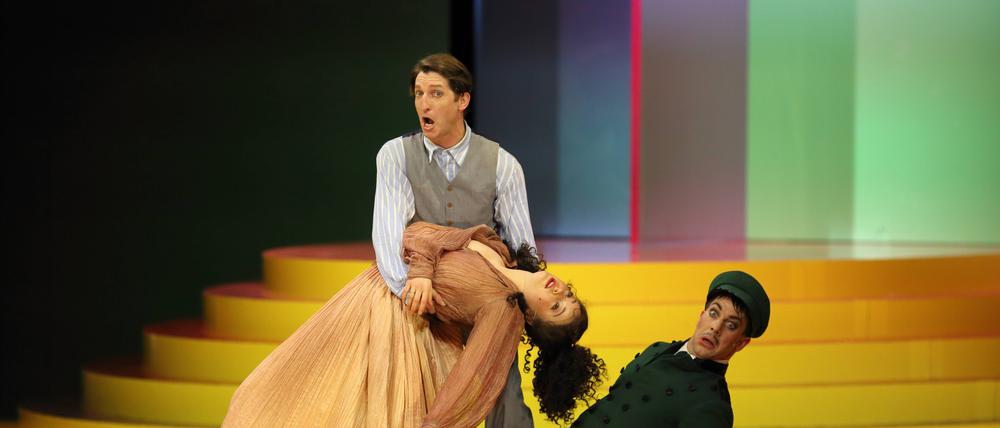 Akrobaten schön: Nahkampf mit Helena Bohndorf, Christopher Nell und Florian Anderer.