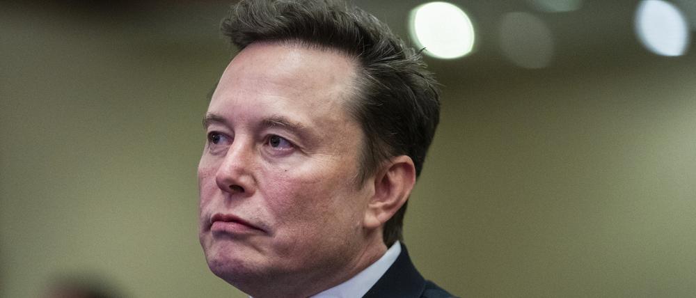 Elon Musk hört zu, während Trump bei einem Treffen mit dem Kongresskomitee der Republikaner spricht (Archivbild).