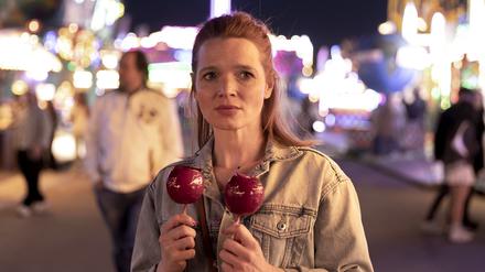 Torschlusspanik oder die neue Freiheit? Sonja (Karoline Herfurth) lässt ihr Date auf dem Rummelplatz sitzen – und hat alleine Spaß.