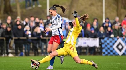 Charleen Niesler vom 1. FC Union im Zweikampf mit Vildan Kardesler vom Hamburger SV am 13. Spieltag der 2. Frauen- Bundesliga.