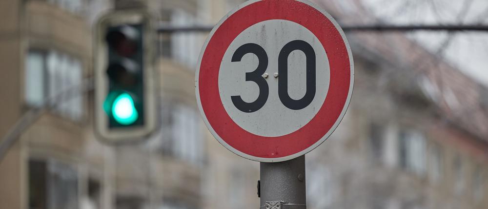 Ein Schild weist in Berlin Autofahrer auf Tempo 30 hin. (Symbolbild)