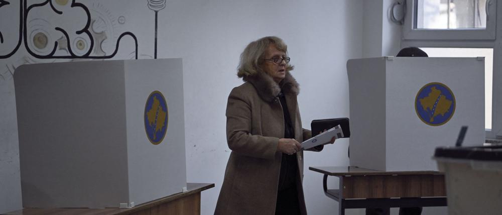 Menschen geben in einem Wahllokal in Pristina ihre Stimmen ab.