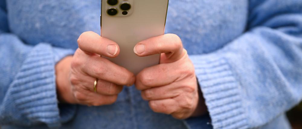 Ein Betrüger bringt eine 72-Jährige um 11.000 Euro. Sie sollte dafür Apps installieren. (Symbolbild)
