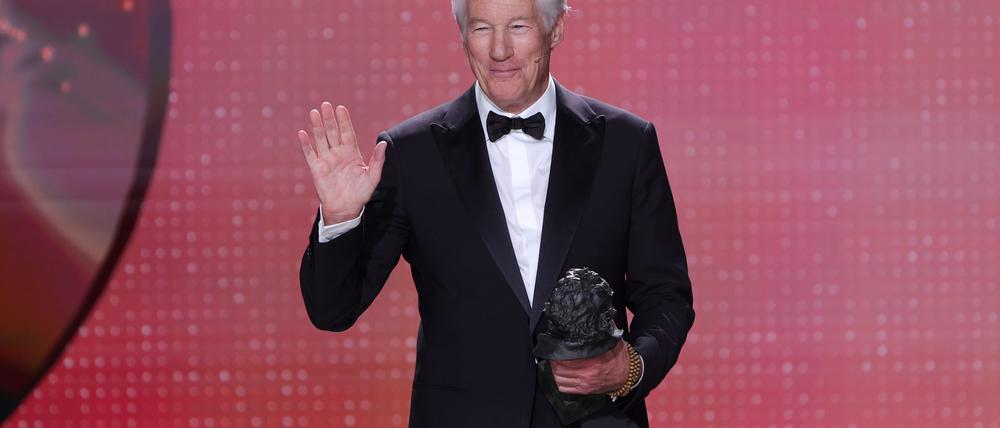 Richard Gere wurde in Granada für sein Lebenswerk ausgezeichnet und holte dabei gegen Donald Trump aus.