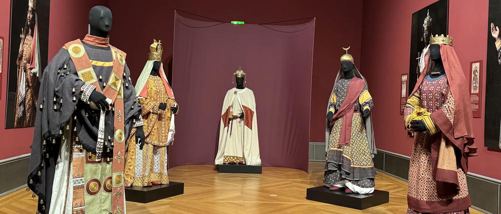 Zeichen der Macht: Die Gewänder links zeigen byzantinische, die Gewänder rechts afrikanische und arabische Einflüsse.