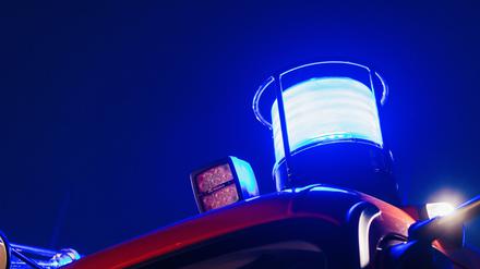 ARCHIV - 03.05.2021, Baden-Württemberg, Staufen im Breisgau: Ein Blaulicht ist auf einem Feuerwehr-Einsatzfahrzeug montiert. (zu dpa: «Tote Person bei Brand in Einfamilienhaus in Ulm») Foto: Philipp von Ditfurth/dpa +++ dpa-Bildfunk +++