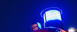 ARCHIV - 03.05.2021, Baden-Württemberg, Staufen im Breisgau: Ein Blaulicht ist auf einem Feuerwehr-Einsatzfahrzeug montiert. (zu dpa: «Tote Person bei Brand in Einfamilienhaus in Ulm») Foto: Philipp von Ditfurth/dpa +++ dpa-Bildfunk +++