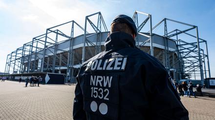 Die Polizei musste vor dem Spiel zwischen Borussia Mönchengladbach und Eintracht Frankfurt Fans bei einer Schlägerei trennen. (Symbolbild)