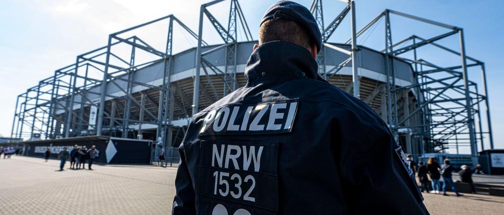 Die Polizei musste vor dem Spiel zwischen Borussia Mönchengladbach und Eintracht Frankfurt Fans bei einer Schlägerei trennen. (Symbolbild)