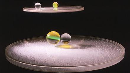 Was bewegt sich da? Liliane Lijns Skulptur „Liquid Reflections“ von 1968 besteht aus einer rotierenden Acryltrommel mit Wasser, Drehteller und Projektorlampe sowie Acrylkugeln.