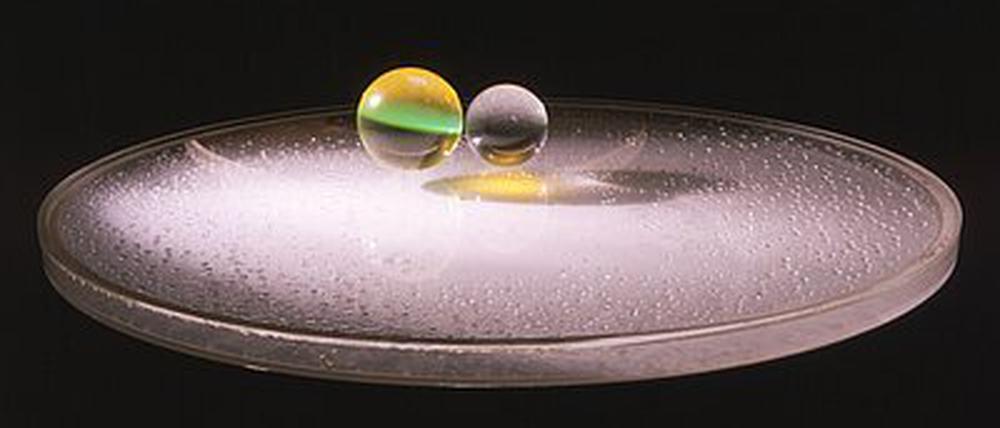 Was bewegt sich da? Liliane Lijns Skulptur „Liquid Reflections“ von 1968 besteht aus einer rotierenden Acryltrommel mit Wasser, Drehteller und Projektorlampe sowie Acrylkugeln.