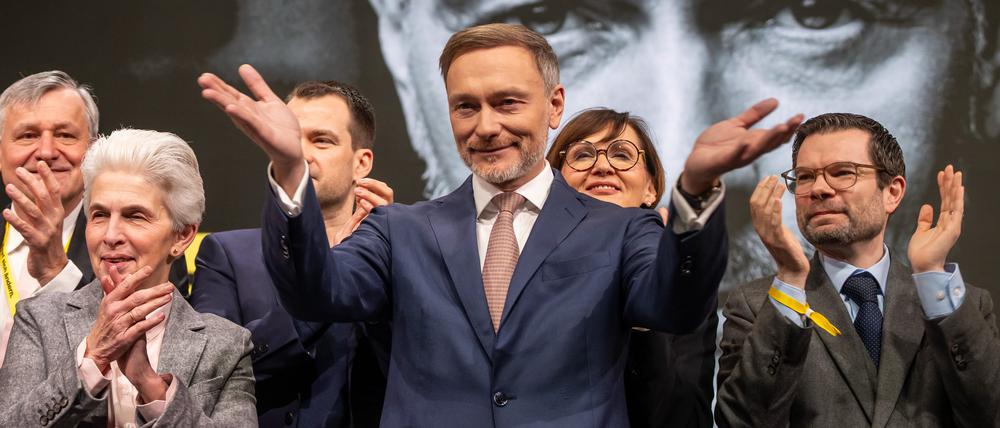 Christian Lindner, FDP Bundesvorsitzender, steht nach seiner Rede beim außerordentliche Bundesparteitag der FDP vor der Bundestagswahl winkend auf der Bühne.
