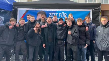 Der Bundestagsabgeordnete Hannes Gnauck (AfD) posierte mit Jugendlichen, die bei Wahlkampfveranstaltungen mit Gewalt aufgefallen sind.