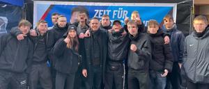 Der Bundestagsabgeordnete Hannes Gnauck (AfD) posierte mit Jugendlichen, die bei Wahlkampfveranstaltungen mit Gewalt aufgefallen sind.