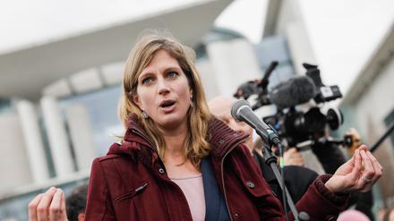 15.03.2019, Berlin: Maja Göpel, Generalsekretärin des Wissenschaftlichen Beirats der Bundesregierung Globale Umweltveränderungen, spricht während der Demonstration vor dem Kanzleramt. Unter dem Motto #FridaysForFuture stehen weltweit etwa 1700 Kundgebungen in rund 100 Ländern auf dem Programm, auch in verschiedenen deutschen Städten. Die Schüler fordern drastische Schritte gegen die Erderwärmung. Foto: Carsten Koall/dpa +++ dpa-Bildfunk +++