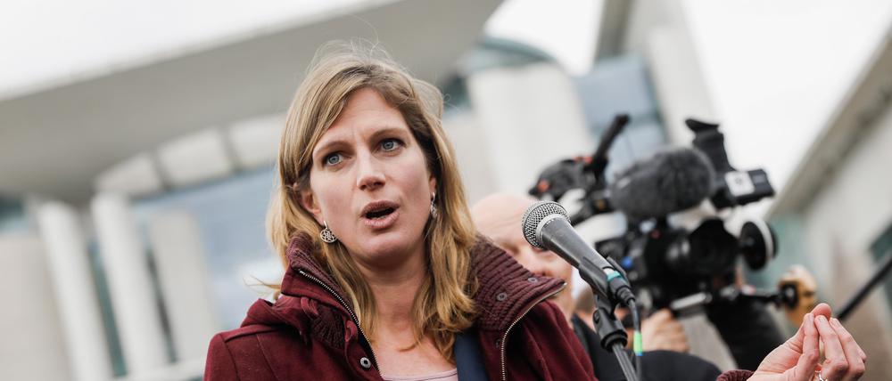 15.03.2019, Berlin: Maja Göpel, Generalsekretärin des Wissenschaftlichen Beirats der Bundesregierung Globale Umweltveränderungen, spricht während der Demonstration vor dem Kanzleramt. Unter dem Motto #FridaysForFuture stehen weltweit etwa 1700 Kundgebungen in rund 100 Ländern auf dem Programm, auch in verschiedenen deutschen Städten. Die Schüler fordern drastische Schritte gegen die Erderwärmung. Foto: Carsten Koall/dpa +++ dpa-Bildfunk +++