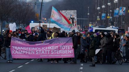 Demonstranten mit einer Fahne mit der Aufschrift „NEIN“ marschieren am 9. Februar 2025 in Berlin vor der Zentrale der Christlich Demokratischen Union (CDU) mit der Siegessäule im Hintergrund. Die Demonstranten protestierten gegen die Annäherung der Konservativen an die extreme Rechte.