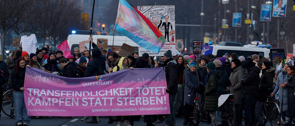 Demonstranten mit einer Fahne mit der Aufschrift „NEIN“ marschieren am 9. Februar 2025 in Berlin vor der Zentrale der Christlich Demokratischen Union (CDU) mit der Siegessäule im Hintergrund. Die Demonstranten protestierten gegen die Annäherung der Konservativen an die extreme Rechte.  