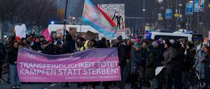 Demonstranten mit einer Fahne mit der Aufschrift „NEIN“ marschieren am 9. Februar 2025 in Berlin vor der Zentrale der Christlich Demokratischen Union (CDU) mit der Siegessäule im Hintergrund. Die Demonstranten protestierten gegen die Annäherung der Konservativen an die extreme Rechte.  