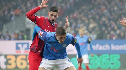 Hartes Ringen. Kiels Marko Ivezic (links) und Moritz-Broni (Bochum).