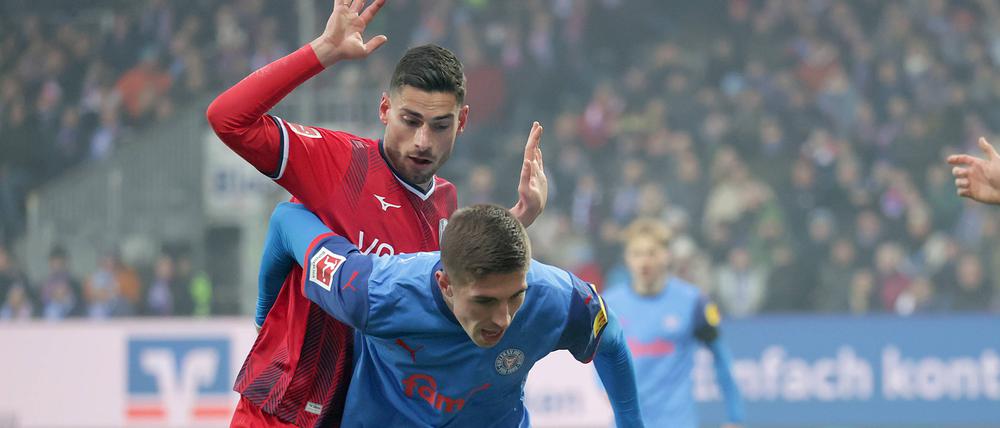 Hartes Ringen. Kiels Marko Ivezic (links) und Moritz-Broni (Bochum).