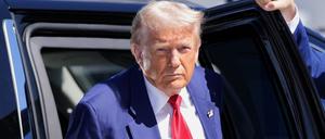 Archivbild. Donald Trump kommt am Harry Reid International Airport an.