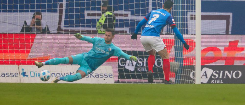 Keine Chance für Bochums Torwart Patrick Drewes: Kiels Steven Skrzybski trifft früh - und wenig später verletzt raus.