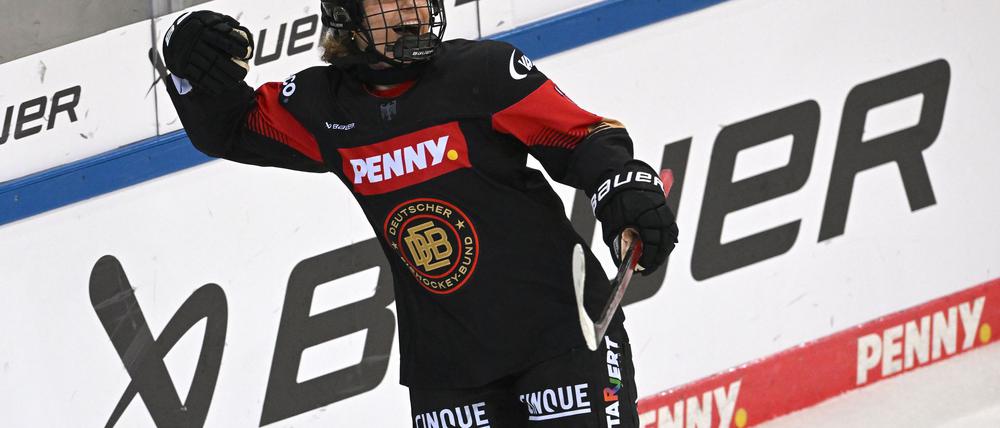 Nach Zwillingsschwester Lilli traf auch Luisa Welcke für die deutschen Eishockey-Frauen.
