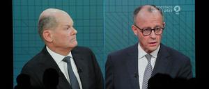 Journalisten beobachten das TV-Duell von ARD und ZDF mit Bundeskanzler Olaf Scholz (SPD, l) und Friedrich Merz, Unions-Kanzlerkandidat, am Studio Berlin-Adlershof. 