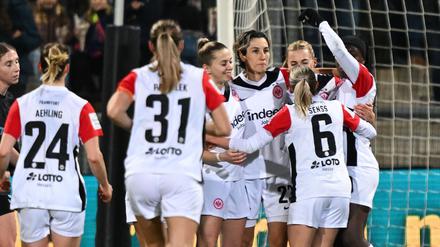 Die Fußball-Frauen von Eintracht Frankfurt bleiben nach einem klaren Sieg gegen Turbine Potsdam Bundesliga-Spitzenreiter.