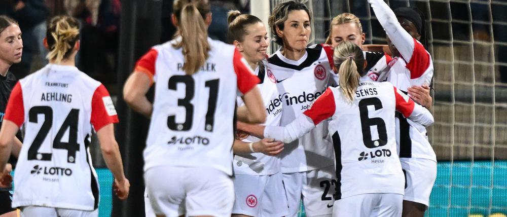 Die Fußball-Frauen von Eintracht Frankfurt bleiben nach einem klaren Sieg gegen Turbine Potsdam Bundesliga-Spitzenreiter.