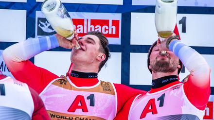 Ließen es nach der Abfahrt ordentlich krachen: Die Schweizer Franjo von Allmen (l.) und Alexis Monney.