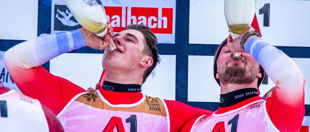 Ließen es nach der Abfahrt ordentlich krachen: Die Schweizer Franjo von Allmen (l.) und Alexis Monney.