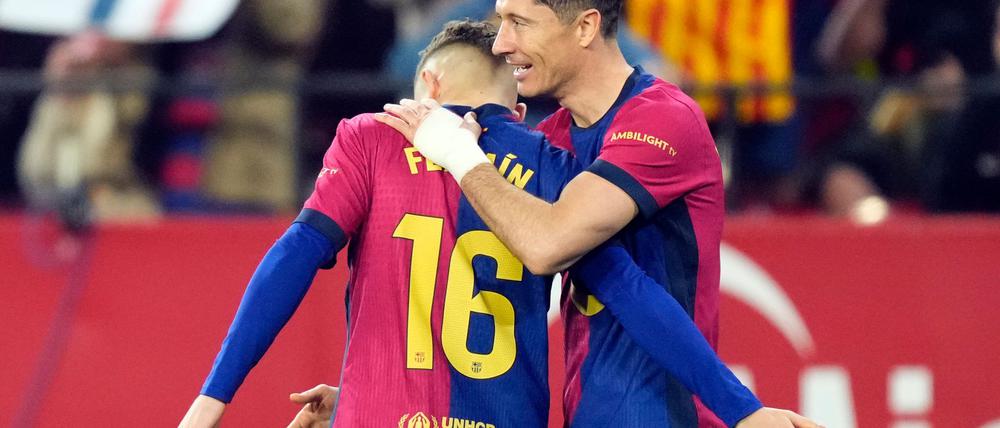 Das war ein guter Abend für den FC Barcelona, auch wenn Fermin López (l) kurz nach seinem Tor vom Platz flog.