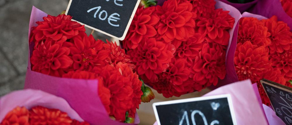 Blumen werden zum Valentinstag nach wie vor besonders häufig verschenkt. (Archivbild)