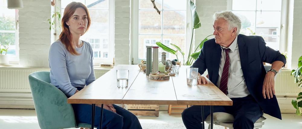ZDF-Krimidrama „Die Stille am Ende der Nacht“: Hauptkommissar Johannes Fischer (Henry Hübchen) geht in einer Befragung zusammen mit Liane Sievers (Kim Riedle) erneut die Mordnacht durch.