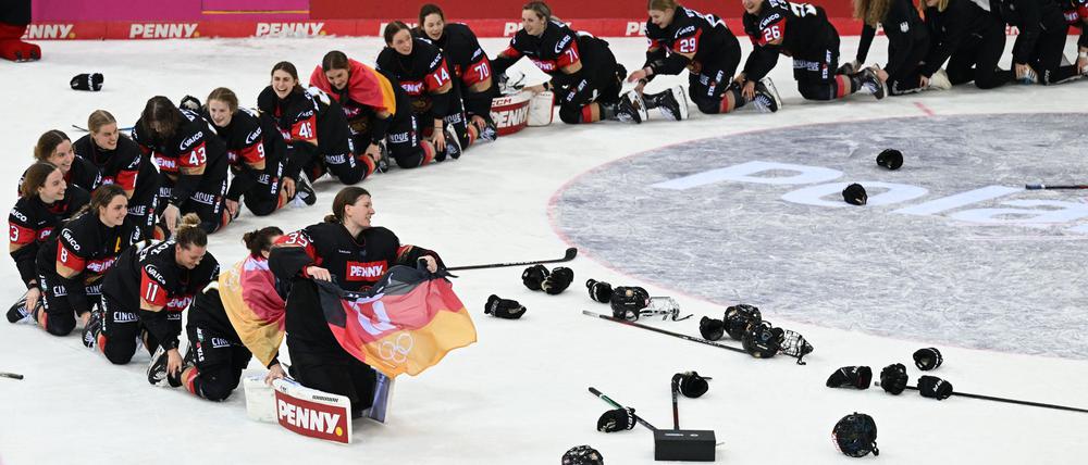 Die deutschen Eishockey-Frauen jubeln über die Olympia-Qualifikation.