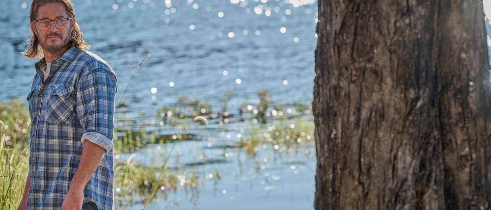 Ermittler James Cormack (Travis Fimmel) in einer Szene aus „Black Snow“. Bei Magenta TV geht die zweite Staffel an den Start.