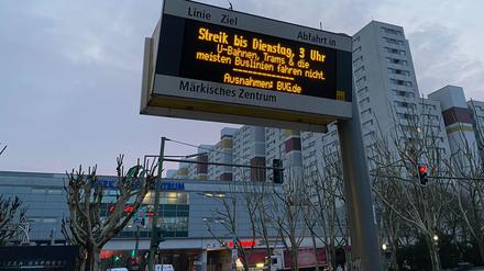 BVG Streik Anzeige im Märkischen Viertel