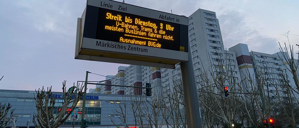 BVG Streik Anzeige im Märkischen Viertel