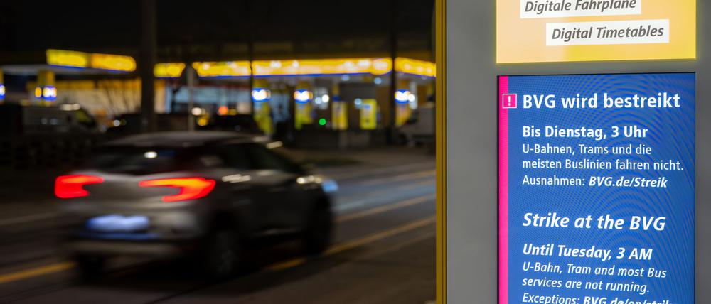 Auf dem Display einer Haltestelle wird über BVG-Warnstreik informiert.