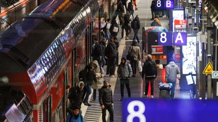 Reisende steigen am Frankfurter Hauptbahnhof in einen Regionalzug ein.  