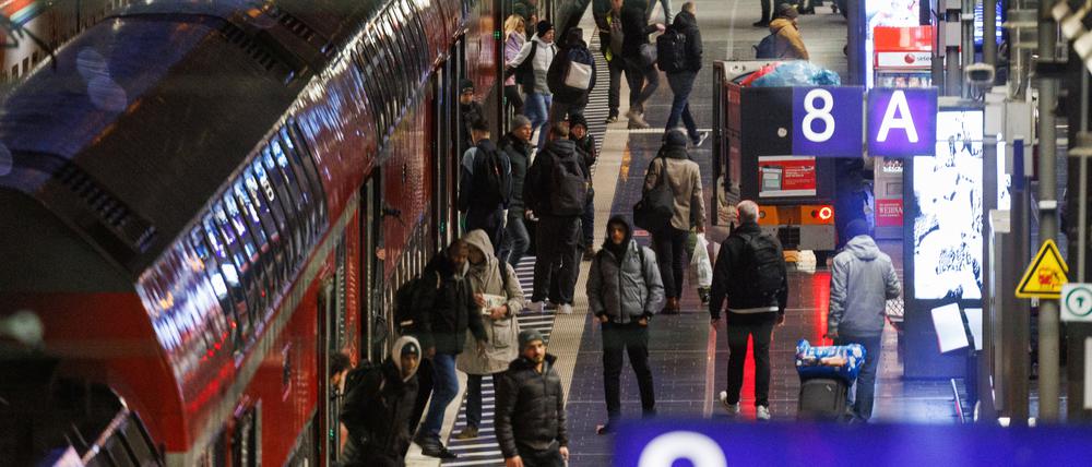 Reisende steigen am Frankfurter Hauptbahnhof in einen Regionalzug ein.