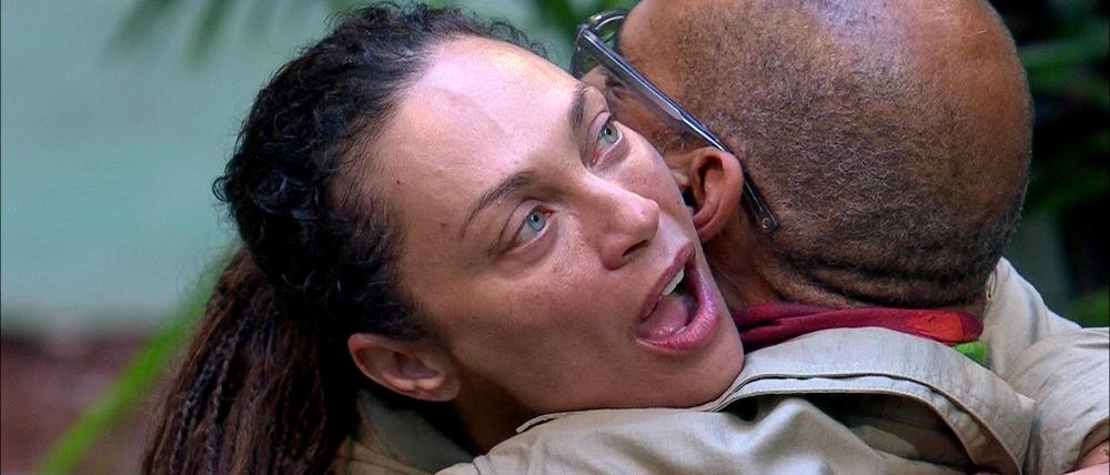 Lilly Becker umart Pierre Sanoussi-Bliss am Ende der RTL-Realityshow „Ich bin ein Star - Holt mich hier raus!“. Model Lilly Becker hat das RTL-Dschungelcamp gewonnen und ist die Dschungelkönigin 2025. 