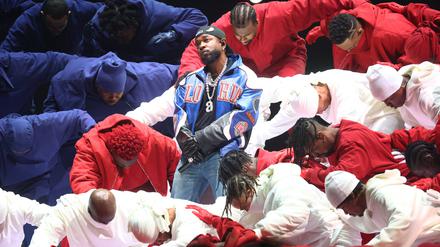 Kendrick Lamar mit Tänzern.