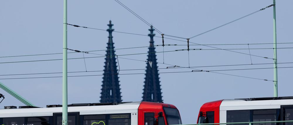 Das Deutschlandticket bleibt für viele Verbraucherinnen und Verbraucher ein attraktives Angebot für den ÖPNV. (Archivbild)